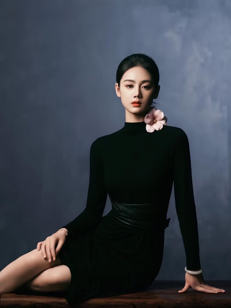 Ethnic Fashion Studio - ชุดถ่ายภาพบุคคลสีดำเรียบหรูทันสมัยปี 2026 สำหรับสตูดิโอ ถ่ายภาพอารมณ์ส่วนตัว เสื้อผ้าศิลปะ ชุดการแสดงสไตล์ชาติพันธุ์สำหรับผู้หญิง