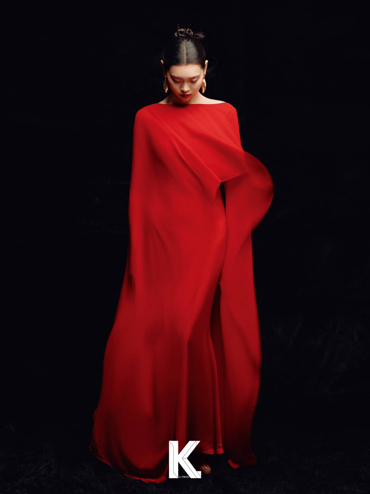Ethnic Fashion Studio - แฟชั่นใหม่ปี 2026 ชุดถ่ายภาพพอร์ตเทรตสไตล์เรโทรสุดหรูสีแดง ชุดการแสดงบนเวทีสไตล์ชาติพันธุ์สำหรับผู้หญิง
